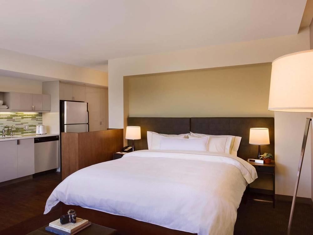 Element Calgary Airport Hotel Bagian luar foto